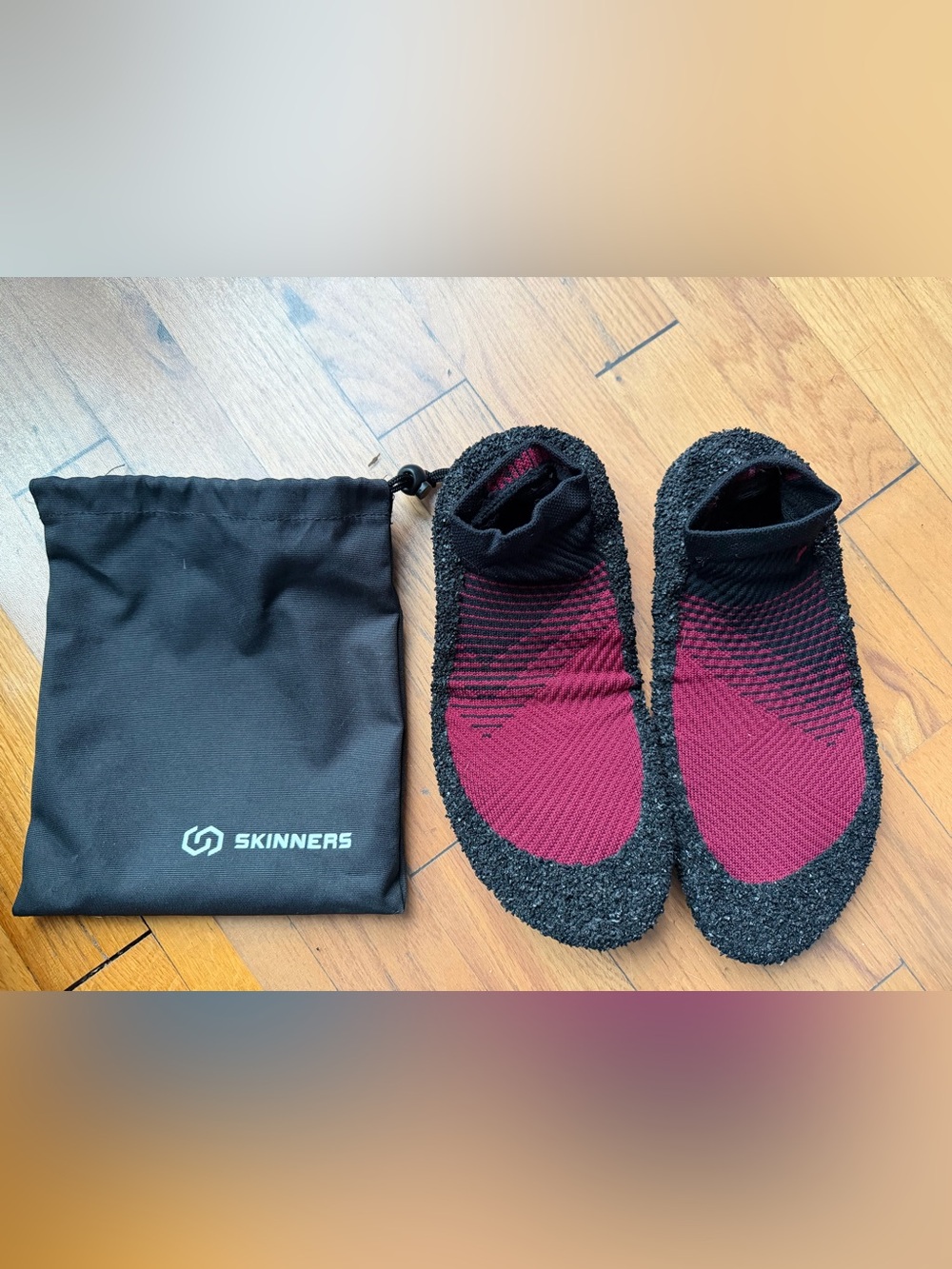 SKINNERS Burgundy and Black No-Show Athletic Grip Socks with travel pouch